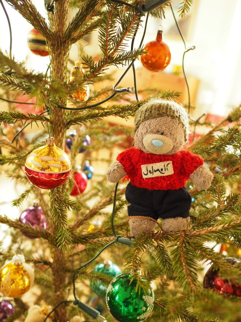 David perché dans les branches d'un sapin décoré